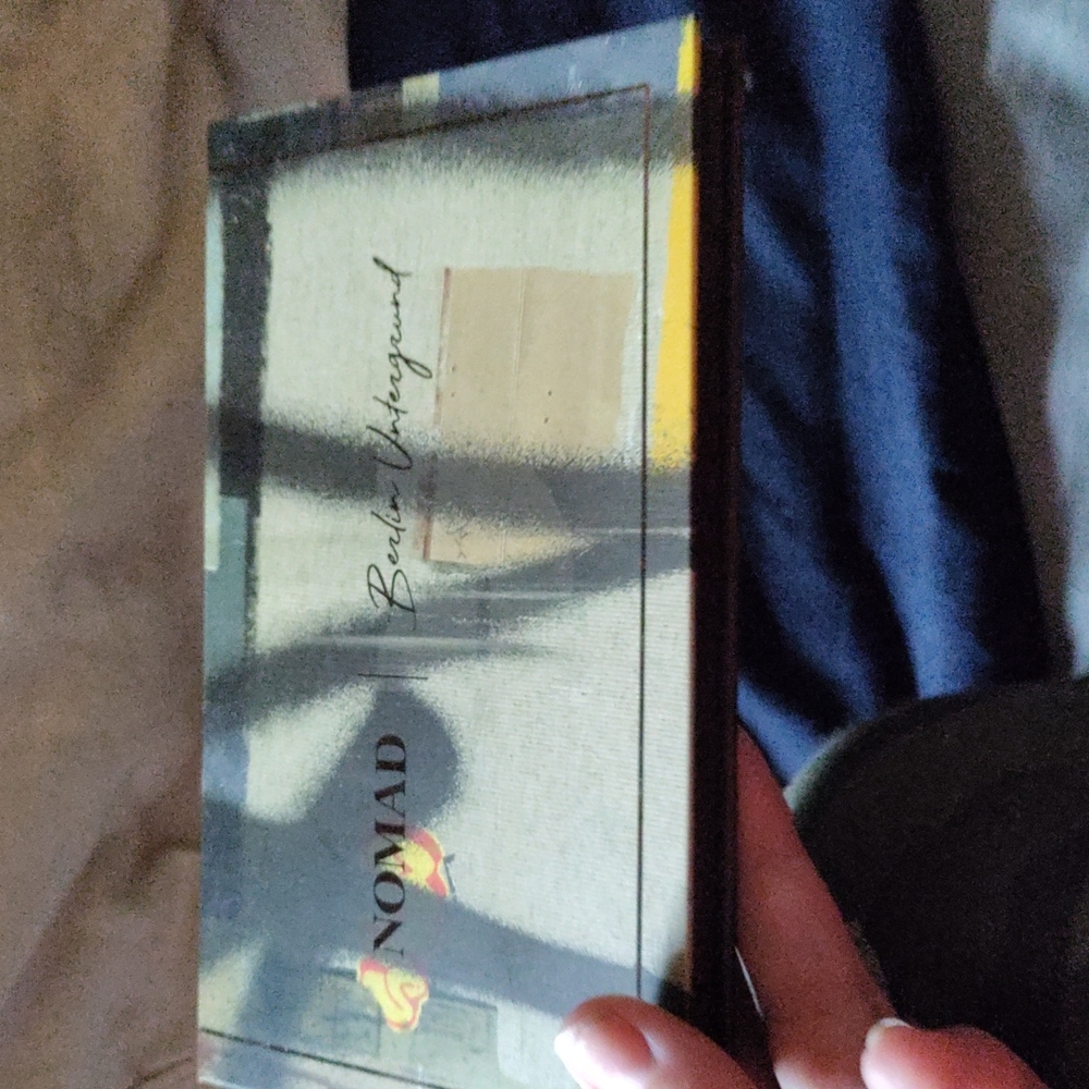 Nomad eyeshadow mix of colors.